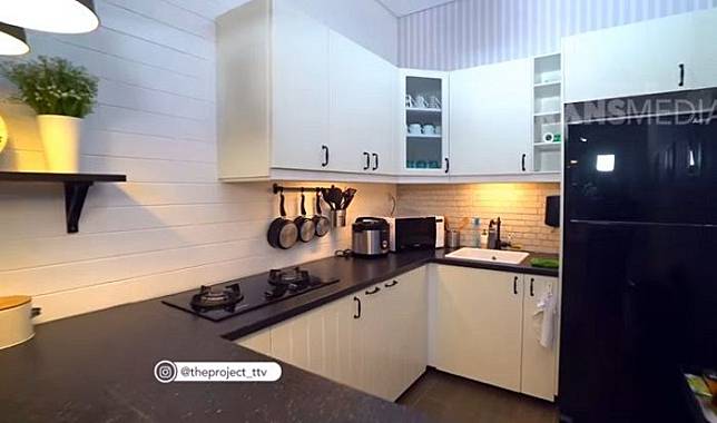 Dapur yang didominasi warna hitam dan putih ini menjadi wilayah kekuasaan suami Syahnaz, Jeje. (Dok. The Project)