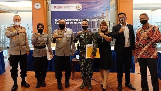 Cambridge Assessment English Serahkan Sertifikat Kepada 49 Mahasiswa Ptik Inews Id Line Today