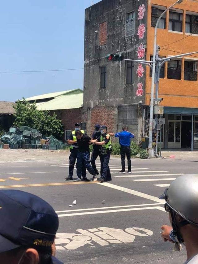 火鍋店遭搶阿嬤幫壓制嫌犯 網友：別惹地方阿嬤