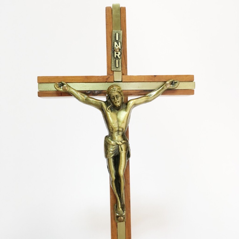 .【緞金嵌木十字架苦像壁掛】靈修聖物 古銅 耶穌 苦像 基督宗教 天主教 聖物 平安此款為掛門上或者牆壁上的大號十字架，不是項鍊墜，特此說明！為壁掛式古銅緞金嵌木十字架苦像（ 五官清晰的聖物精品 ）【材質】：鋅合金、原木【尺寸】：十字架高20.5cm*寬10cm【類別】：高檔工藝品【備註】：厚實，有立體感。‧ 傳授福音贈與，教堂擺飾聖物，個人使用禱告收藏，都是不可多得的高檔工藝聖物精品，【十字架的意義】 十字架在遠古就已經是普遍存在的符號，它代表太陽。巴比倫太陽神，通常與外接圓組成太陽輪。也有學者推論十字架與太陽崇拜有著一定意義的聯繫。在銅器時代，高盧人的陶器，寶石和硬幣上，經常出現十字架。另外十字架也有象徵了生命之樹，是一種生殖符號，豎條代表男性，橫條代表女性。十字架出現在墨西哥、秘魯，最為重要的是出現在中美洲，暗指四種風，它們是造雨的源泉。北美達科達印第安人（Dakotas）也用十字架來表達四季風。早期在中國的象形文字中十字架的意義反映的是大地(田、土)，代表生命的生長。十字架也是古代用來處以死刑的一種殘酷刑具，代表罪罰和死亡。自從耶穌基督被釘死在十字架上，用自己的生命為世人贖罪，給人類帶來了永遠的生命之後，聖教會就把代表救贖和生命的十字架作為信仰的印記。十字架就具有了信仰、拯救、基督、福音等一系列文化符號內涵。十字架有不同的類型，如耶穌受難十字架（苦像十字架）、耶路撒冷十字架、凱爾特十字架等。‧ 十字架上的罪狀牌上寫著“罪犯”的的名號——“納匝肋的耶穌，猶太人的君王”，這是龐提彼拉多為了嘲笑耶穌所製的名牌。耶穌的罪狀牌當時是以希伯來文、希臘文和拉丁文三種文字書寫的。通常情況下，希臘文縮寫為INB，而拉丁文縮寫為INRI。‧ 十字架不僅提醒基督信友耶穌為我們的罪釘死在十字架上，同時它也是愛的象徵。在教堂里和彌撒期間，必須有十字架。作為最有力的驅魔聖物，無論是親吻、懷抱還是手持十字架，我們都可以祈求天主護佑，免受邪魔侵擾。‧ 【新生命】：裂開的帷幕象徵著耶穌是更好的大祭司，用自己的血、只一次進入聖所、完成了永遠贖罪的事，建立了一個到神面前的又新又活的路。‧ 【上主的羔羊】：在天主教神學及古猶太教中原指耶穌基督作為理想的「為全人類贖罪」的祭品的角色，這比喻源自古猶太教在踰越節時屠宰小羊，將羊血塗在門戶邊上的獻祭儀式。相關經文：以賽亞書53章7節：「他被欺壓，在受苦的時候卻不開口；他像羊羔被牽到宰殺之地，又像羊在剪毛的人手下無聲，他也是這樣不開口。」‧ 【贖罪】：救贖就是從罪的束縛中解脫，從而與上帝一起獲得永生。基督徒認為他們信仰的核心，即是救恩，即由上帝賜予的救贖。在基督信仰裡，人類由於身心軟弱而經不起惡者的試探引誘，終有犯罪墮落的一天；神預知人會如此，所以，上帝為人類安排了救贖的計畫。上帝賜予的救贖即救恩，就是讓耶穌代替全人類因著犯罪而要付上的代價，因此耶穌成為人神中間的橋、讓我們與上帝和好，這顯明了上帝是公義又施慈愛憐憫的神。在消極的方面是要救人脫離死亡、罪、律法和魔鬼的權勢，而在積極方面則要救人上天國，賜給人永生和永遠的榮耀，並使人能夠活在豐盛的生命之中。由此基督徒認為上帝的救贖包括亦卽今生與來生的救贖，也就是在現實當中拯救世人，以及將來把信徒帶入永生。在基督信仰裡要相信耶穌才能得到救贖(見約翰福音3章16-18節)，因為人靠自己不能解救自己，卻只靠著相信耶穌的受難來贖罪，從而重新認識神，信靠神才會靈魂得救。【耶穌受難】特指耶穌生前的最後一段時期，他造訪耶路撒冷，在街道遊行，最後晚餐，最終在耶路撒冷被逮捕，判罪，走上苦路，在十字架上被處死。耶穌在死亡前承受的各種痛苦，成為基督教神學的中心教義之一，包括救贖和贖罪。耶路撒冷的Via Dolorosa，英文叫作Way Of Sorrow，譯作「哀傷之道」，「悲苦之路」，一般稱為「苦路」。個人認為，這是耶穌受難前由法庭外背負十字架，頭戴荊棘冠冕走向刑場歷盡苦難的道路，不如說是一條「受難之路」。因為基督教義的核心，不是「哀傷」或「悲苦」，而是「受難」（Suffering）。 「受難之路」，是在十六世紀正式被命名，民眾以悲憫之心，刻意找出耶穌背負十字架所途經的路線，列出有十四個站之多。但正確的路線，爭論仍多，如今所見的，只能說是類似當年的途徑而已。 這條受難之路，全長五百公尺，是彎彎曲曲鋪上石頭的窄巷，石階也多。如來的路程，相信除了羅馬總督的雕堡外，便是猶太教的會堂和民居，但後期已增建了不少建築物，包括伊斯蘭教和阿拉伯人的居所。 路上有個修道院，牆壁上有一個小型十字架的浮雕，是紀念女信徒與耶穌相遇的標誌。見《路加福音23: 27-28》︰「一大群人跟隨著耶穌，其中有些婦女為他悲傷哀哭。耶穌轉過身來，對她們說︰『耶路撒冷的女子啊﹗別為我哭，要為你們自己和你們的兒女哭﹗』」 #北極星 #南十字 #十字架 #耶穌 #苦像 #基督宗教 #天主教 #聖物 #平安 #念珠 #玫瑰 #聖母 #基督教