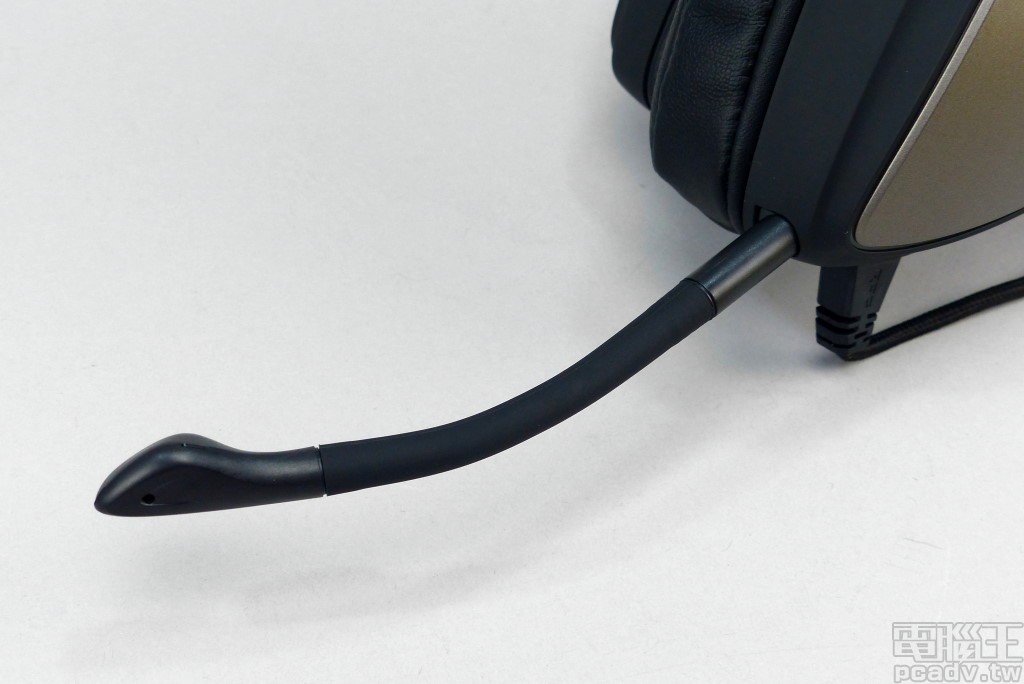 指向性麥克風採用額外安裝安裝方式，採用 3.5mm 插孔連接方式