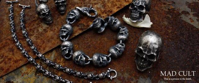 滿滿的骷髏頭，超中二。