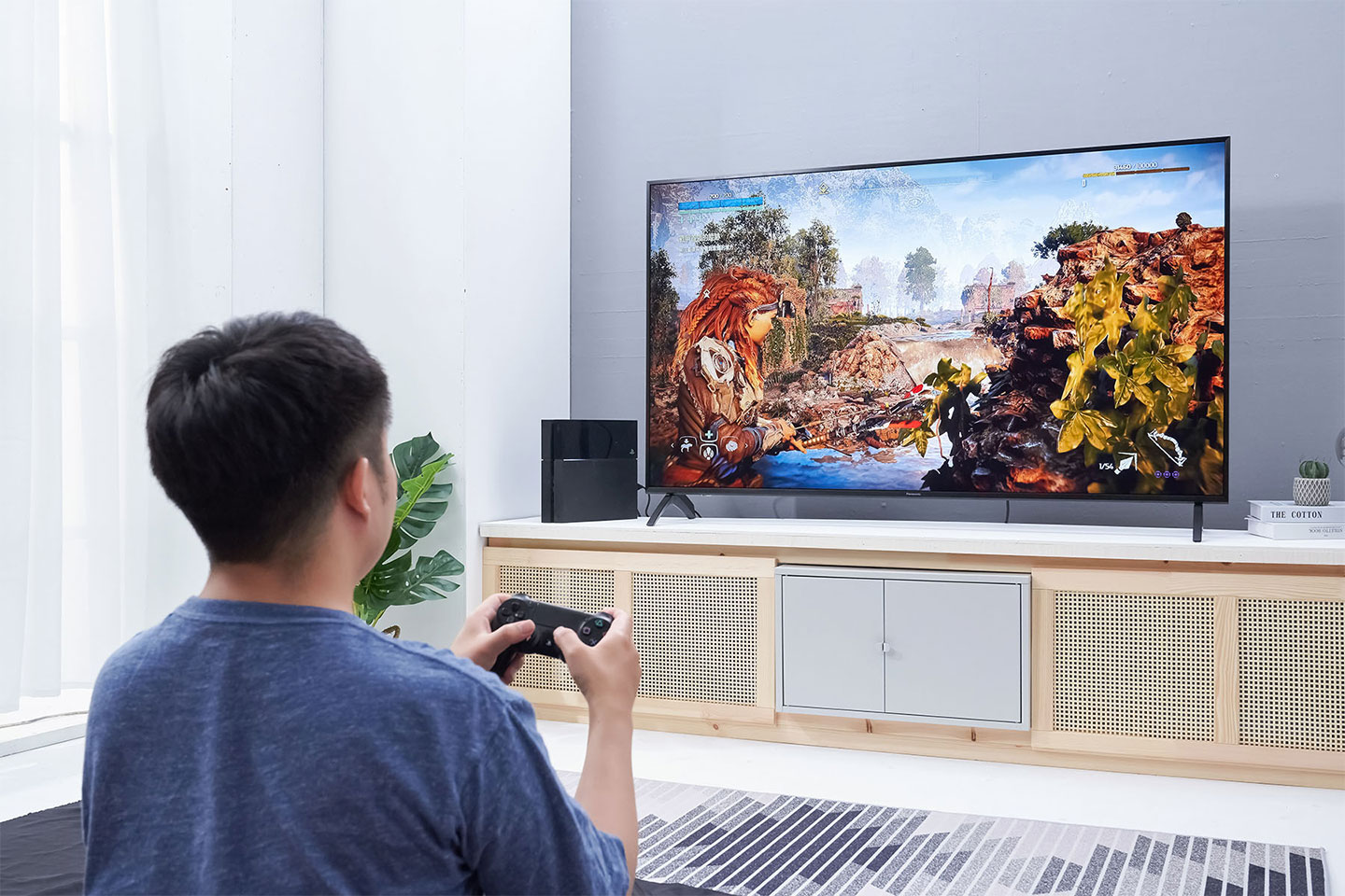  開啟 TH-65JX750W 遊戲模式之後，可以明顯發現遊戲操控的反應速度極高，讓手把的操控與畫面達到完全同步。