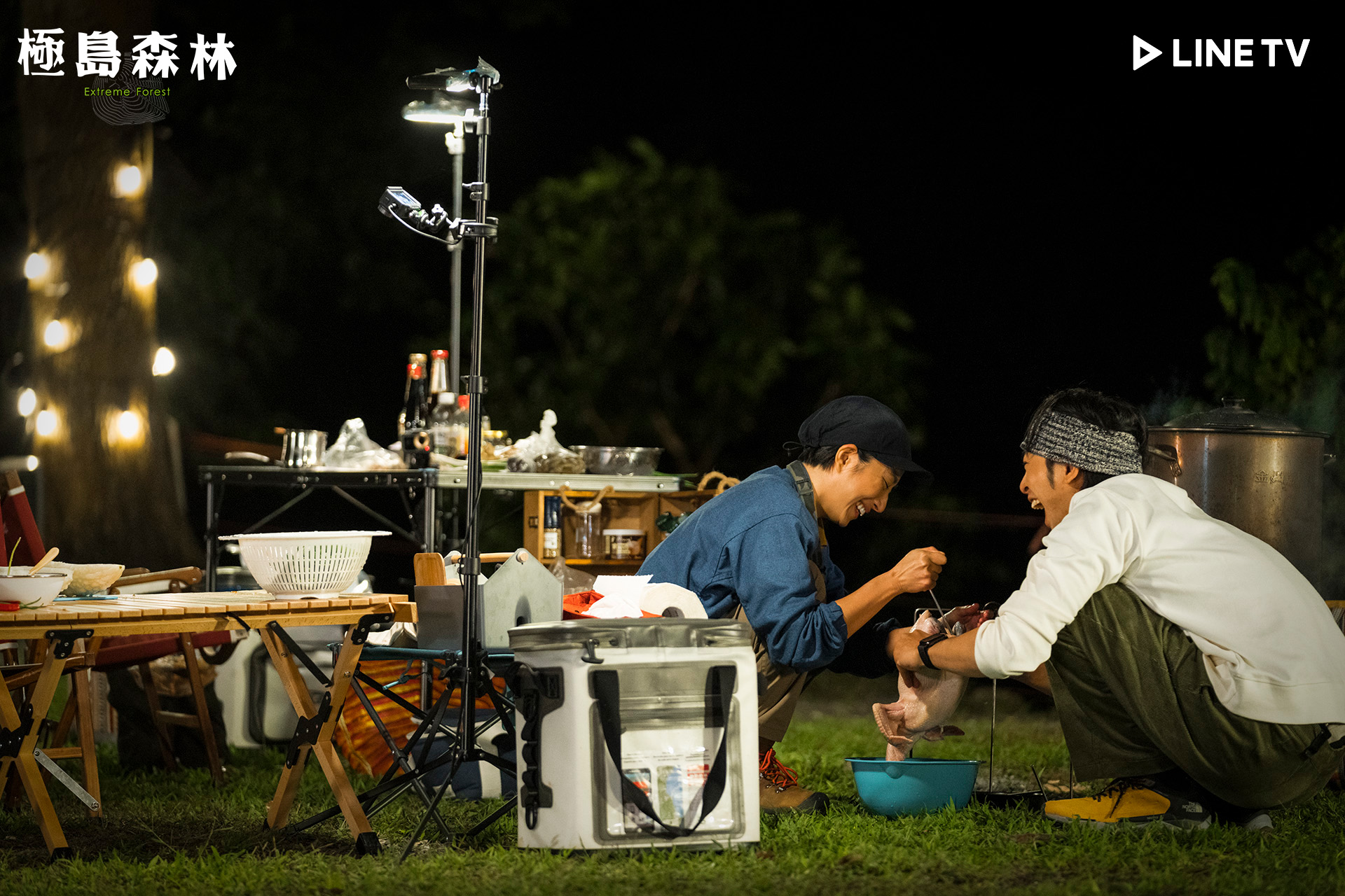 霖兩人手忙腳亂的完成烤雞初體驗 (圖片提供 / LINE TV)