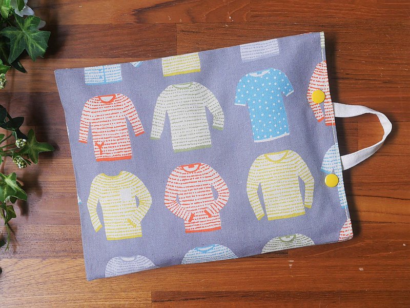 以胚布製作袋身，加入台灣生產的紅豆作為內芯， 當紅豆經過加熱後，飄散出濃濃的紅豆香氣， 不僅溫暖了身體，紅豆香味似乎也為心靈帶來了療癒感。 *因內含植物種子，故無法寄送台灣以外之國家