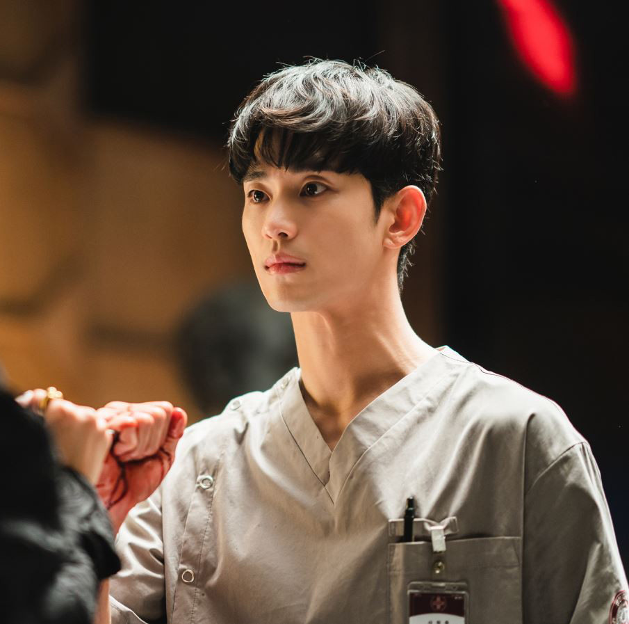 金秀賢退伍後男人味爆發！《雖然是精神病但沒關係》文鋼太禁慾又誘惑！