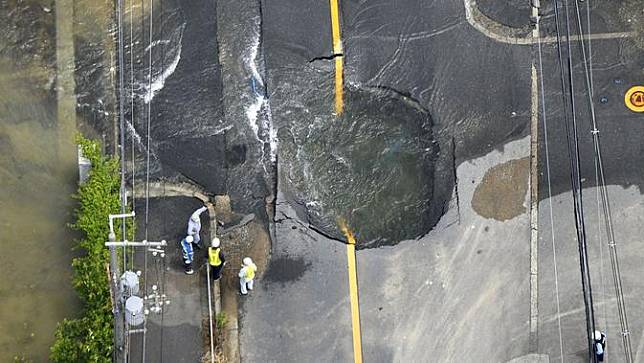 Lubang Besar Gempa Osaka