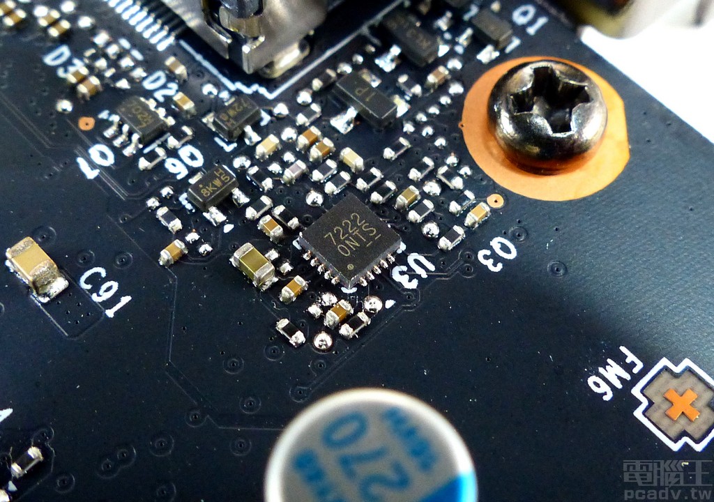 標示為 7222 的晶片負責驅動記憶體主要供電 MOSFET