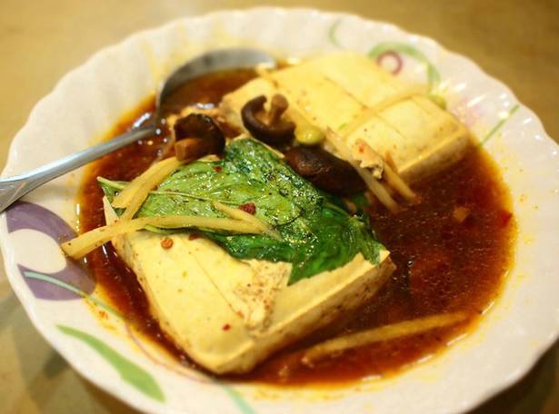 「臭老闆現蒸臭豆腐」是獲米其林「必比登推薦」的小吃美食 (圖 / 臭老闆現蒸臭豆腐)