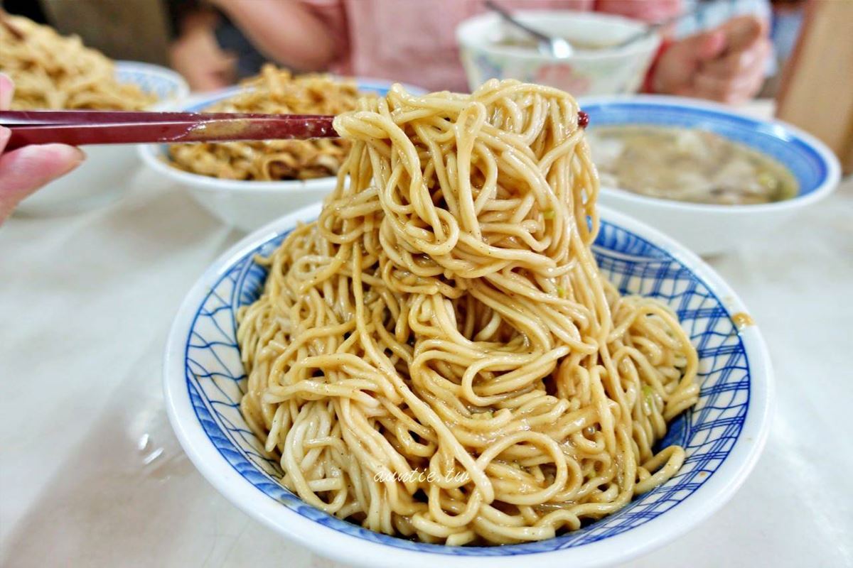 食尚鐵粉認證！宜蘭必吃６超強小吃：半熟蛋滷肉飯、排隊小籠包、炸蛋蔥油餅