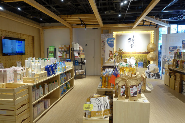 COVEx夏普展演活動，捷運小巨蛋站智慧生活館，結合咖啡店、家電體驗、廚藝教室、精選生活好物、特賣會，可場地租借且有網美牆打卡的主題式情境賣場