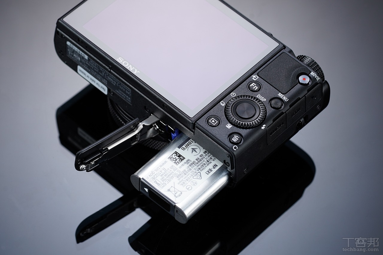 電池同樣是 NP-BX1，官方續航力數據是一顆電池可拍攝 260～240 張，同時也支援機身充電。