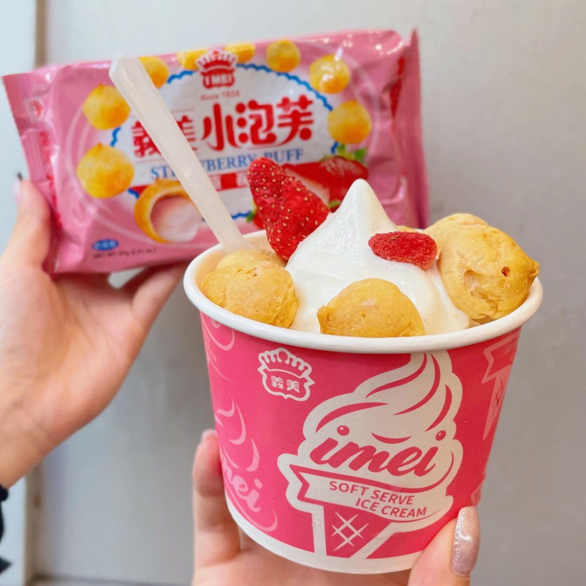 霜淇淋優惠！義美「草莓泡芙霜淇淋聖代」新上市，嚐鮮價開吃，再享冰咖啡第2杯半價