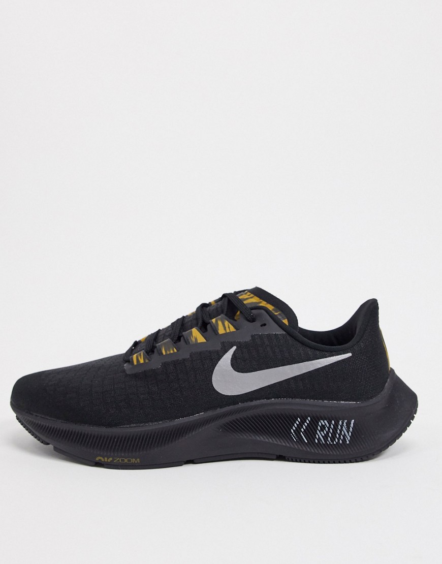 Trainers by Nike If in doubt, trainers Low-profile design Lace-up fastening Signature Nike branding 
