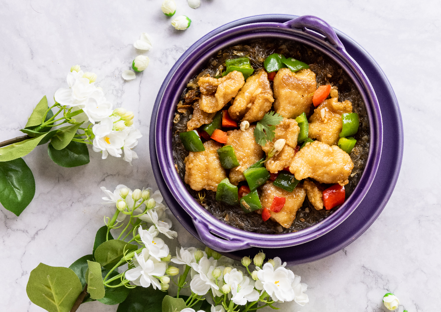 母親節套餐限定餐點－茉香鮮魚冬粉煲，酥香柔嫩的鮮魚及Q彈滑溜的粉絲，緊鎖含苞待放的茉莉醬汁精華，沁人苿莉花香在入口瞬間撲鼻而來，回味甘醇、韻味深長！（圖片提供/ NARA Thai Cuisine）