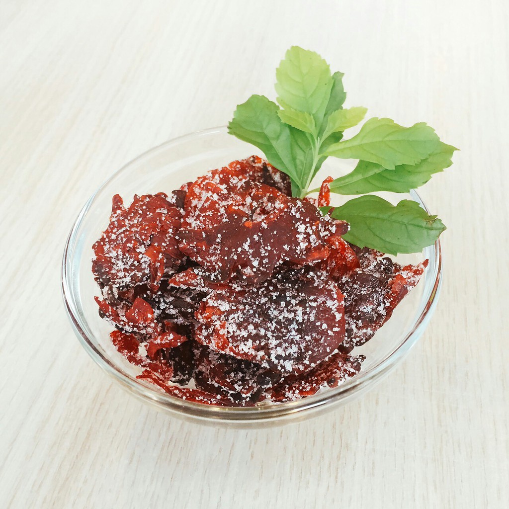 隱藏版台南美食~華記蜜餞 洛神乾~~追劇必備新鮮到貨實品拍攝規格：100g/包保存期限：六個月產地：台灣#台南 #追劇 #韓劇 #辦公室美食 #團購美食 #蜜餞 #梅子