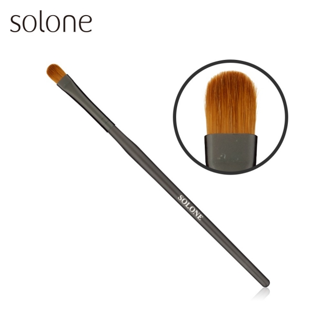 專業彩妝師指定使用刷具創造陰影效果呈現立體妝