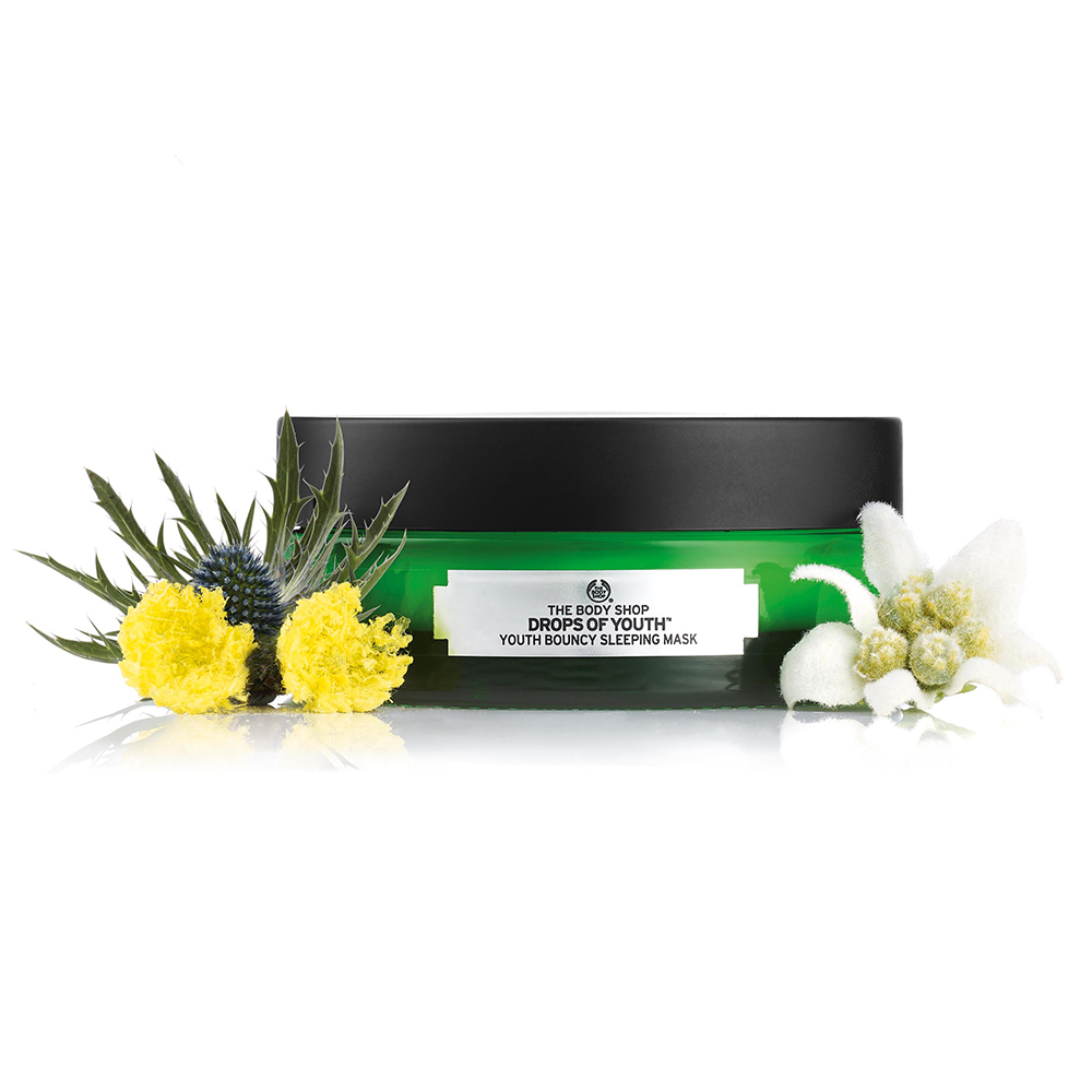 獨特的凝霜質地，能迅速潤澤並形成鎖水緊膚膜；搭配按摩可促進臉部活化、加速美肌營養素的吸收。蘊含阿爾卑斯山珍貴雪絨花菁萃、植物性玻尿酸與咖啡因，能密集修護撫紋、深層補水滋養。使肌膚極緻緊緻凍齡；煥發青春