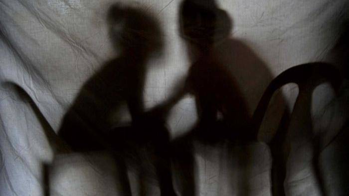 Istri Sah Gerebek Suami di Room Karaoke, Musik Nyala tapi Suami Malah Mesum, Wanita Selingkuhan Kaget dan Buru-buru Pakai Celana
            - galeri foto