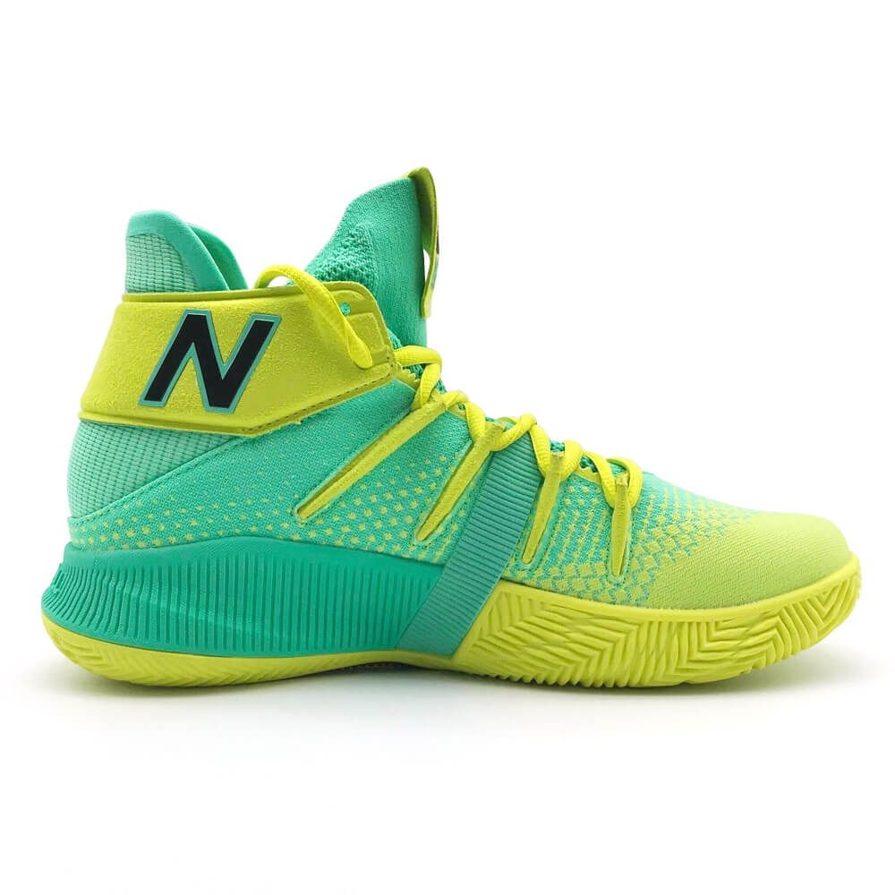 簡單俐落的設計風格舒適的鞋面，提供全面舒適透氣提供柔軟的緩震及減輕重量橡膠大底增加耐磨度與止滑性