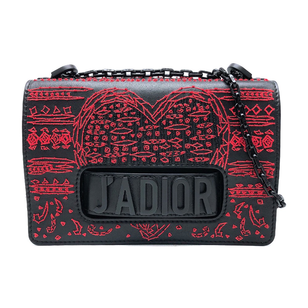 品牌限量秀款內層多口袋收納方便手工縫線質感細緻品牌：DIOR材質：牛皮內裡材質：牛皮尺寸：約長25x高16x寬5 cm格式：磁扣開口，內貼袋4可否放置A4：否配件：防塵袋/保卡來源：歐洲真品平行輸入注