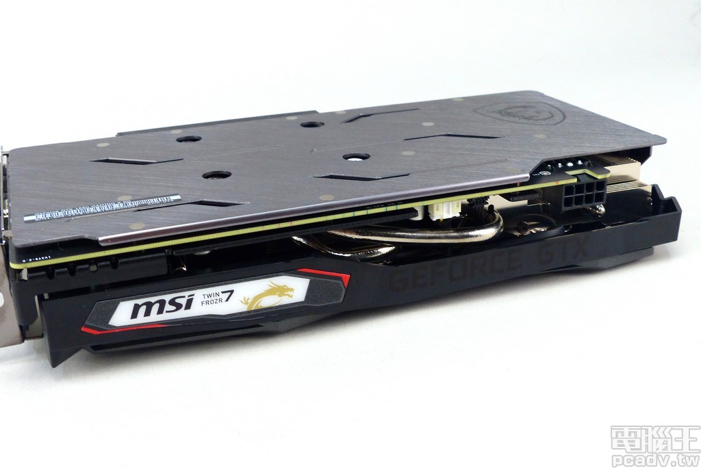 顯示卡散熱器側邊具有 1 個小型白色視窗，與風扇四周飾蓋均可發出 RGB LED 燈光特效