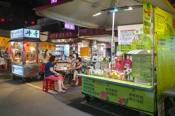 台北夜市滷味推薦-饒河街夜市撒旦牛滷味，饒河夜市好吃小吃，松山區銅板美食，饒河夜市加熱滷味，滷牛三寶、滷大腸好吃又入味 