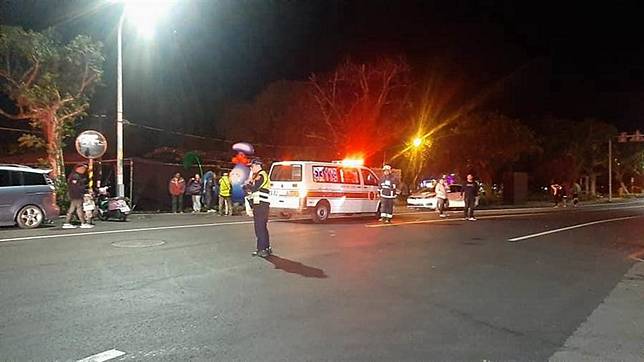 宜蘭燈會刮強風  燈架不支倒塌壓埋祖孫三人