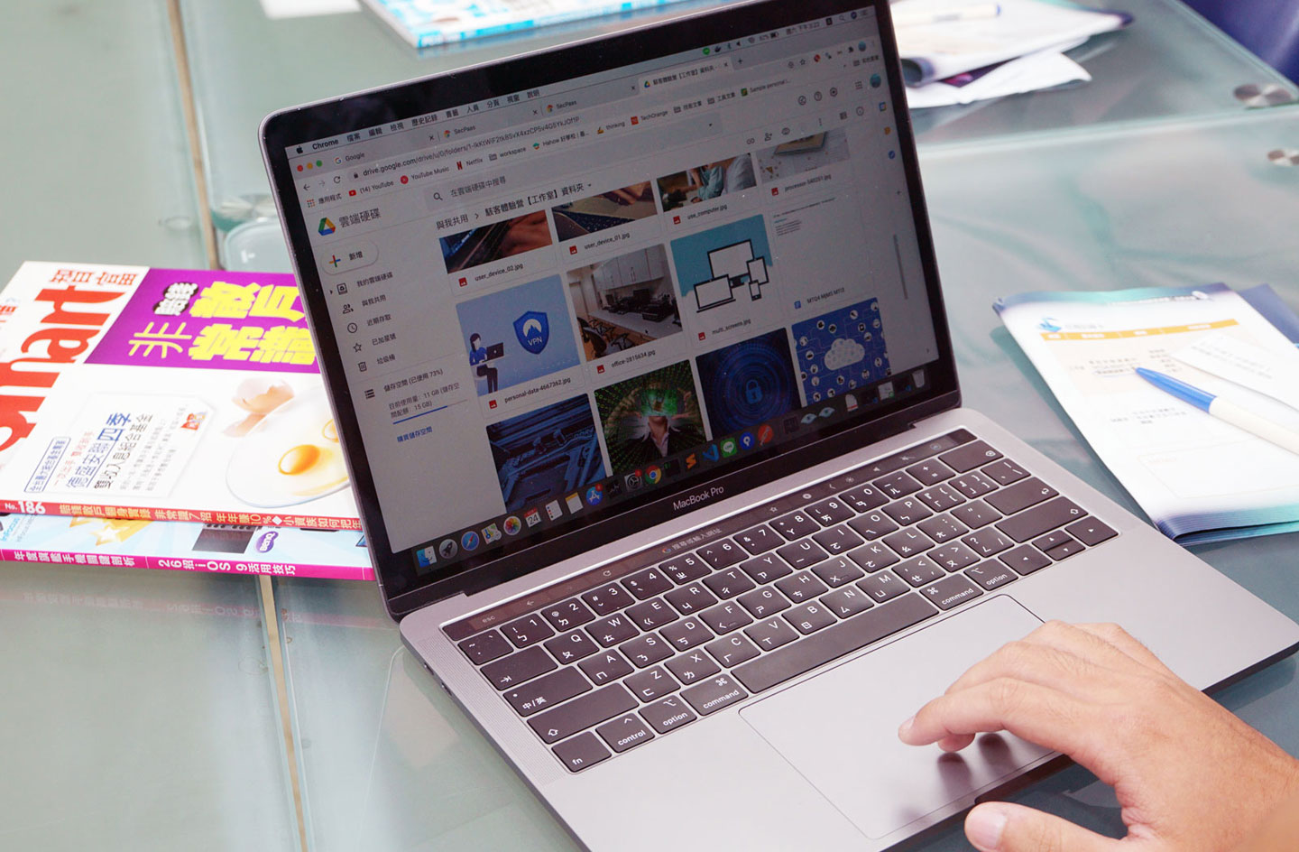 透過桌面上的便條紙即可找到關鍵的雲端空間，只是裡頭放了好多圖片，哪些才是關鍵資訊呢？