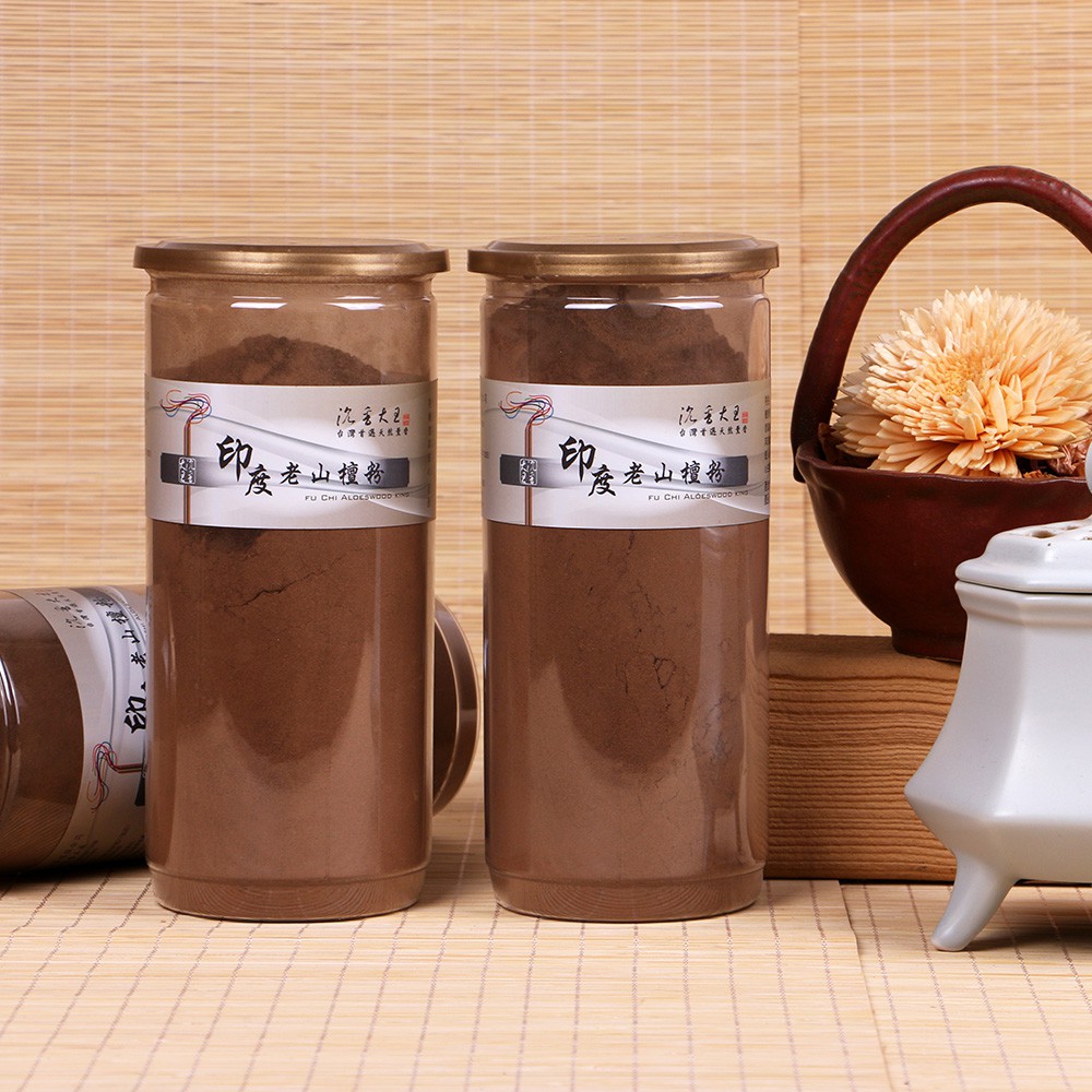 純正印度老山檀香享有「香料之王」的盛譽，能安撫神經、輔助冥思、提神靜心。其粉末放鬆效果絕佳，可令人身心進入祥和、平靜的狀態。使用電子薰香爐煎香，更能散發出醇厚的香氣，去除異味，淨化磁場，招財納福。成 