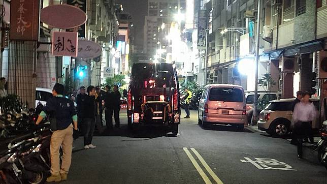 警方出動防爆車到場警戒。記者林保光／攝影