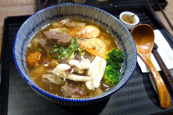 台灣郎正宗牛肉麵-松江南京站好吃牛肉麵，清燉/紅燒/蕃茄/咖哩牛肉麵、油潑抄手麵、手工水餃，中山區牛肉麵推薦(附台灣郎正宗牛肉麵菜單)