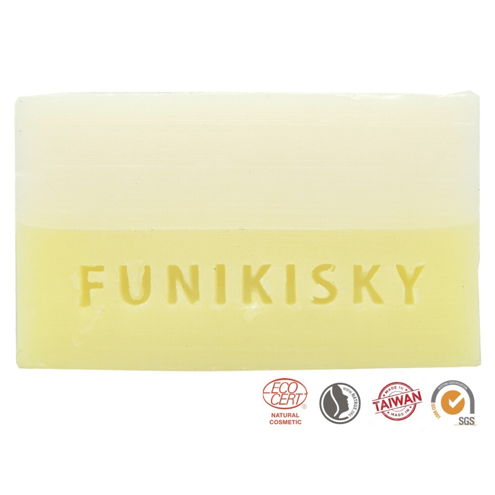使人心靈感到愉悅，舒適放鬆。 【FUNIKISKY】 精油皂特色 具備保濕滋潤肌膚，改善粗糙膚質，有甜杏仁油的抗氧化成分，長期使用可使膚質光澤亮麗且柔滑緊緻。冷壓橄欖油有防紫外線的作用，清潔肌膚同時增