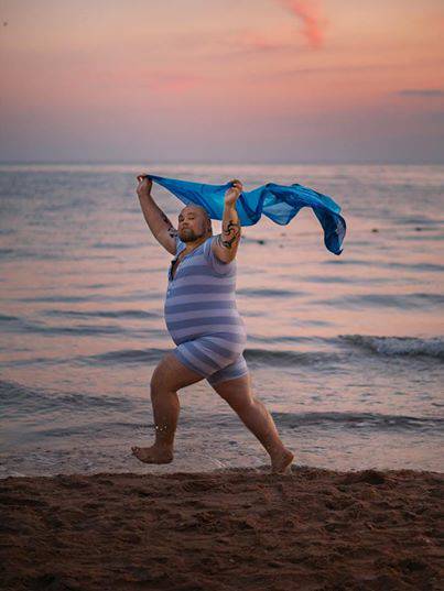 Pria Ini Parodikan 9 Gaya Khas Foto Di Pantai Hasilnya