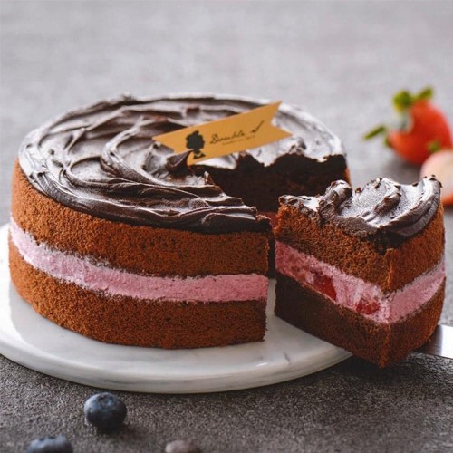 每日限量20組，超邪惡巧克力控絕不能錯過，每一口都是你濃我濃的化在你我心頭。台灣草莓與覆盆子，結合巧克力的雙重搭配，甜中帶點微酸，猶如幸福中帶點甜蜜的負擔。熱量:1996大卡蛋白質:36.4公克脂肪: