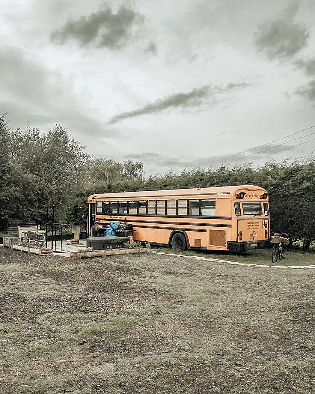 Bus Tua Disulap Jadi Rumah yang Nyaman