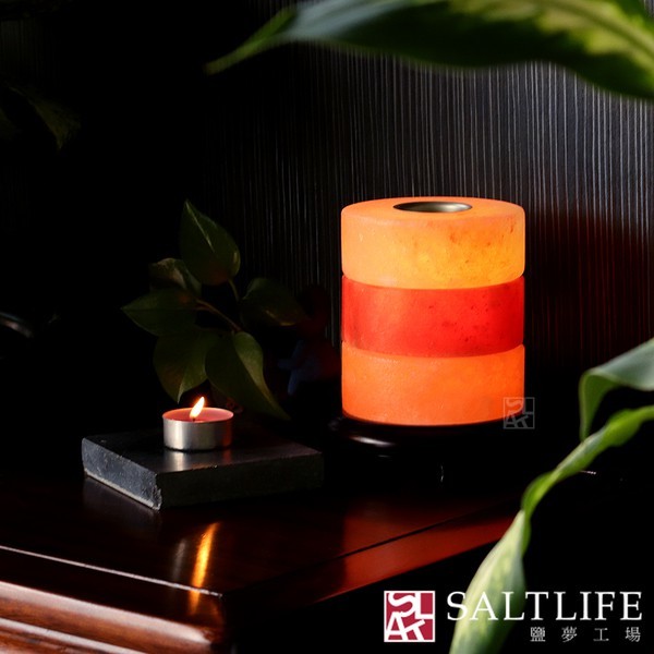 若長時間不開燈請以塑膠袋或保鮮膜密封包覆，並放置乾燥處以防潮解。 ｜ 注意事項 每款鹽燈皆使用獨一無二的天然礦石，其形狀、色澤、大小、紋路不會完全與圖片一樣，尺寸與重量也會有些微差異，數值僅供參考。 
