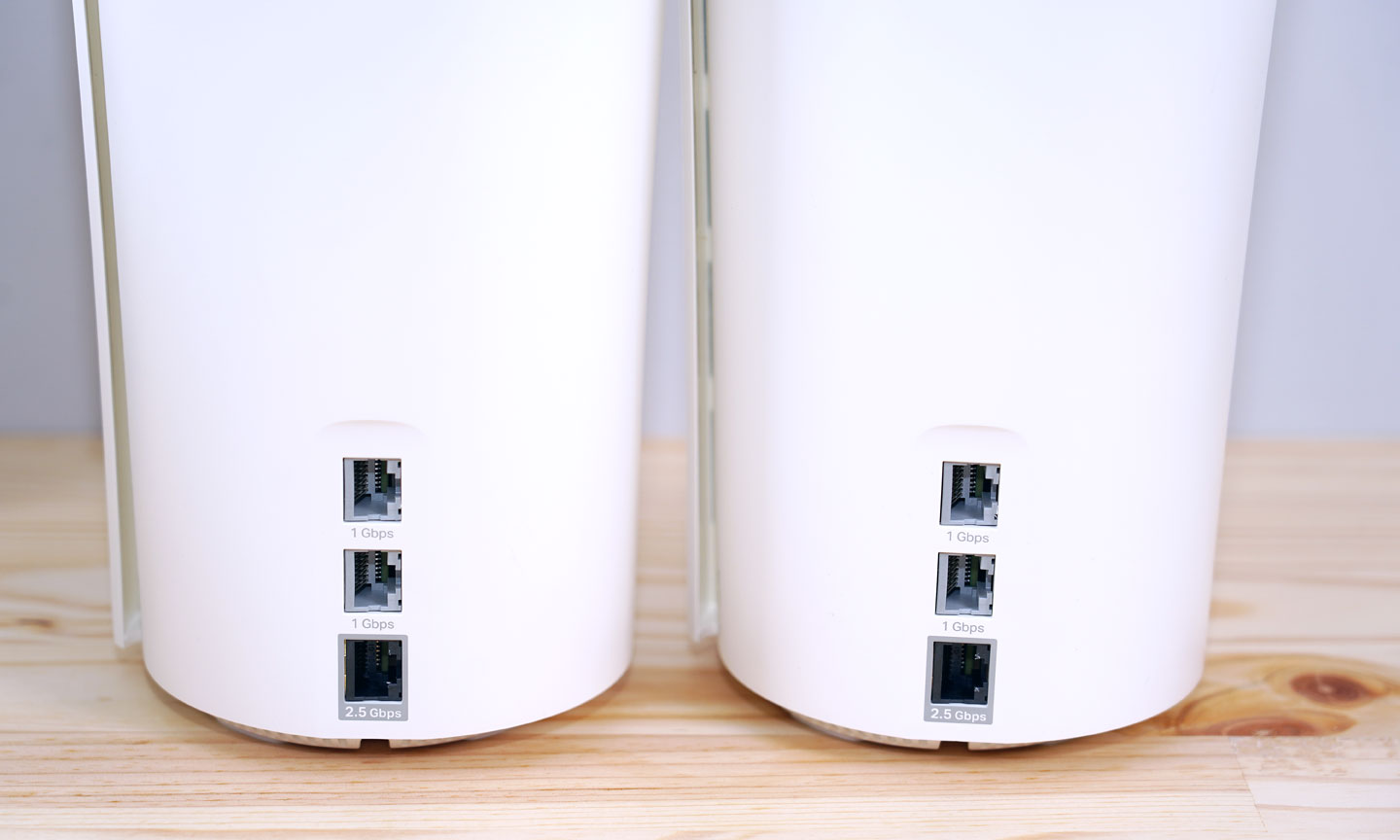 機身正面靠近底部也有 Deco 的系列 LOGO，這裡也隱藏了一個指示燈，依照設備狀態不同會有對應的色彩顯示。