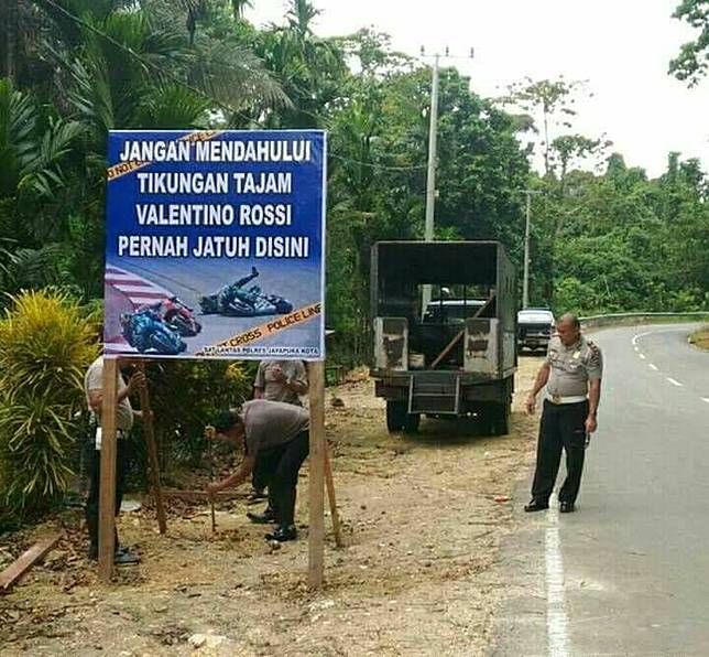 Waduh! 'Valentino Rossi Jatuh di Papua'
