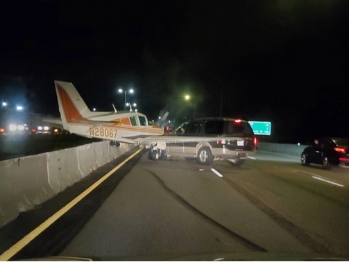 美國高速公路發生離奇車禍，一輛休旅車駕駛報告車尾遭到「飛機」追撞