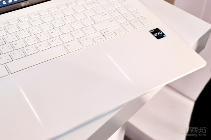 LG gram style 輕薄筆電登台，超特別炫彩外型、隱藏式觸控板十分有質感