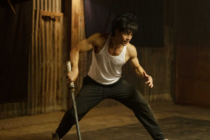 Kuan不僅在片中大秀肌肉，更化身少女殺手的守護者！