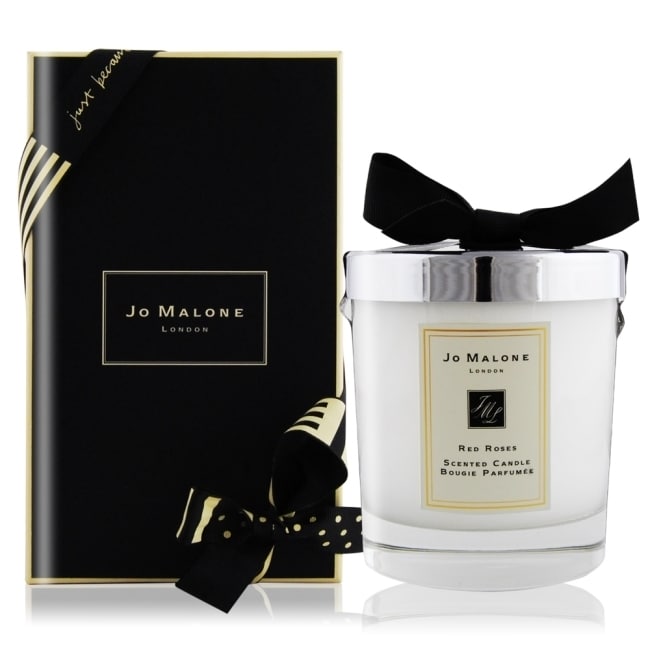 散發令人驚訝的清淨淡香。 中文品名Jo Malone 玫瑰香氛蠟燭(200g) 規格200g 前 味檸檬 中 味猩紅天鵝絨玫瑰 後 味蜂窩 使用方式點燃燭芯即可享受芳香直接蓋上即可熄滅不產生黑煙。 保