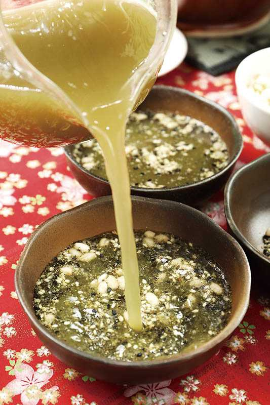 將抹茶沖入搗好的茶粉，即可品嘗香濃的好茶湯。（攝影／于魯光）