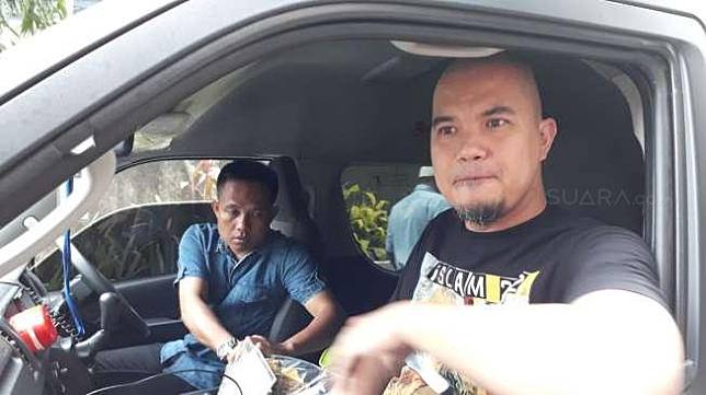 Ahmad Dhani laporkan 10 media online yang diduga menyebarkan hoax terkait dirinya dipecat dari kepemilikan rumah karaoke Master Piece, di Bareskrim Polri, Gambir, Jakarta Pusat, Kamis (31/8/2017). [suara.com/Ismail]