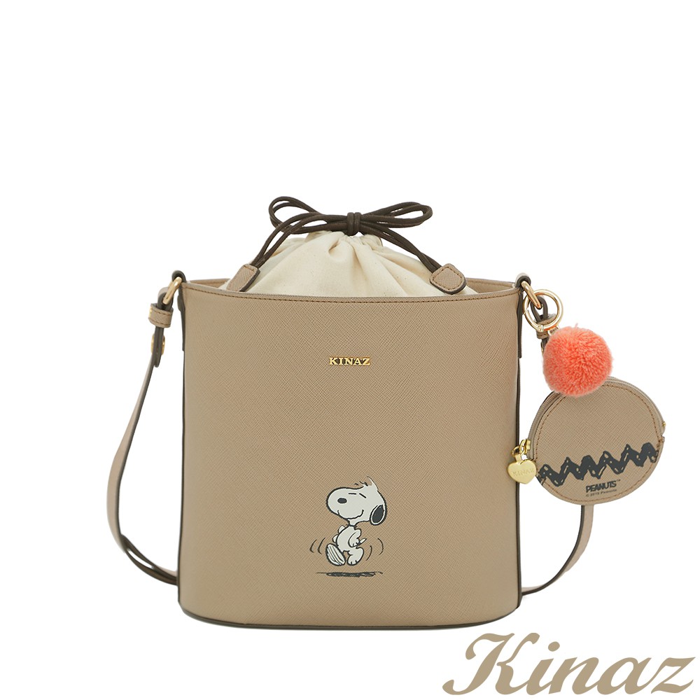 開心雀躍Snoopy彩色印刷圖樣 本系列每款包均有可拆日日美好吊飾零錢包 及快樂好日子文青風束口收納袋 讓你天天好心情！ 〔 商 品 特 色 〕 大人氣束口抽繩水桶包 包內空間 可放置A5筆記本 / 