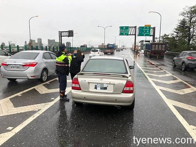 女子大雨中車拋錨快速公路 平鎮警推車解困境 桃園電子報 Line Today