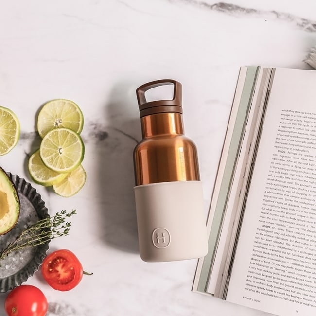 超高品質 符合瑞士SGS安全標準採用美國專利 Tritan 材質不含 BPA (酚甲烷/雙酚A) 等有害物質 不起化學變化容易清洗、更耐腐蝕讓您健康喝水。 杯口緩衝設計 HYDY系列水瓶使用雙層杯口設