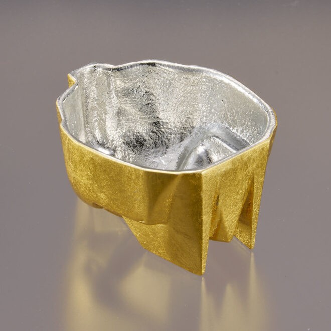 金沢の本金箔貼り Zガンダム の百式が黄金に輝く 錫製ぐい呑み になって登場 Japaaan