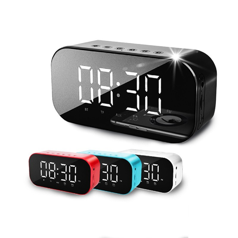 產品特色 時鐘、鬧鐘、温度顯示多功能合一 是ＦＭ收音廣播也是藍牙音響喇叭 三種播放－藍牙、TF卡、音源連接 2000mAh超大容量電池，持久續航 背面雙喇叭，比單一喇叭聲更立體 鏡面質感 螢幕可顯示時